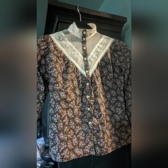 70s Vintage Child's sized Gunne Sax Outfit (Blouse and Skirt) - Picture 4 of 10
